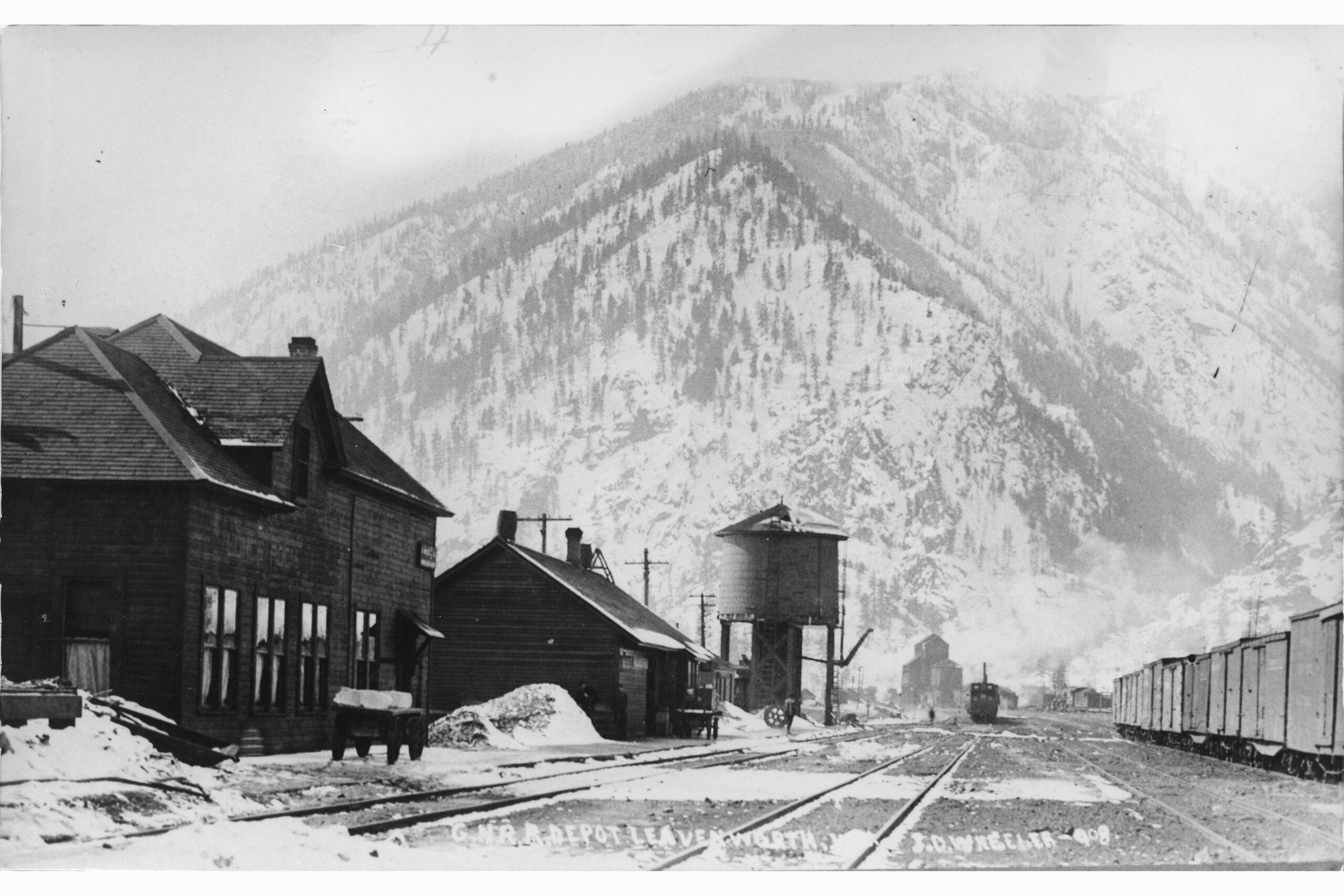 Great Northern train running through Leavenworth WA – Wenatchee Area ...